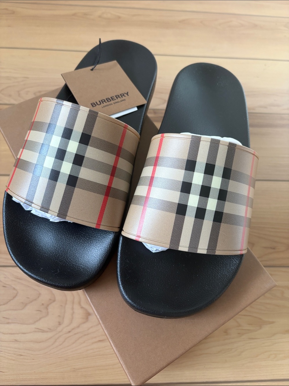 New Burberry Furley Archive Beige IP check slides size 42
